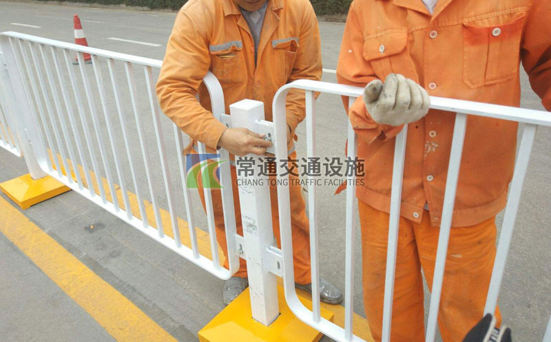 港式道路护栏安装现场