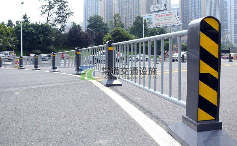 钢板立柱圆管道路护栏
